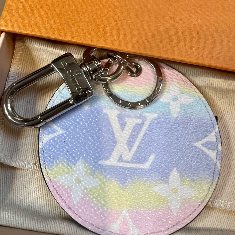 Louis Vuitton Monogram Escale Bag Charm Key Holder - Picture 4 of 7